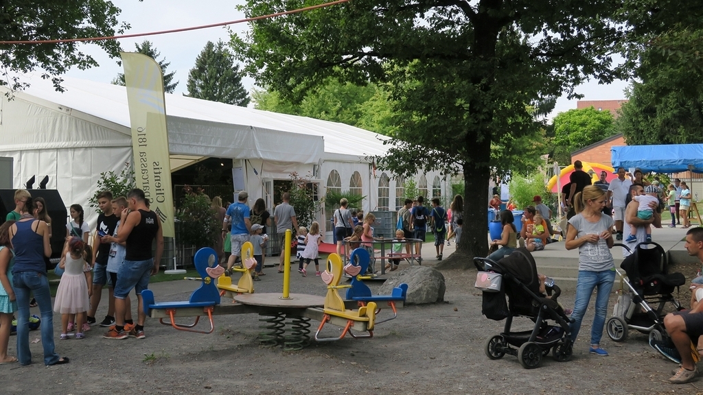 Reger Betrieb auf dem Festgelände. Reger Betrieb auf dem Festgelände.
