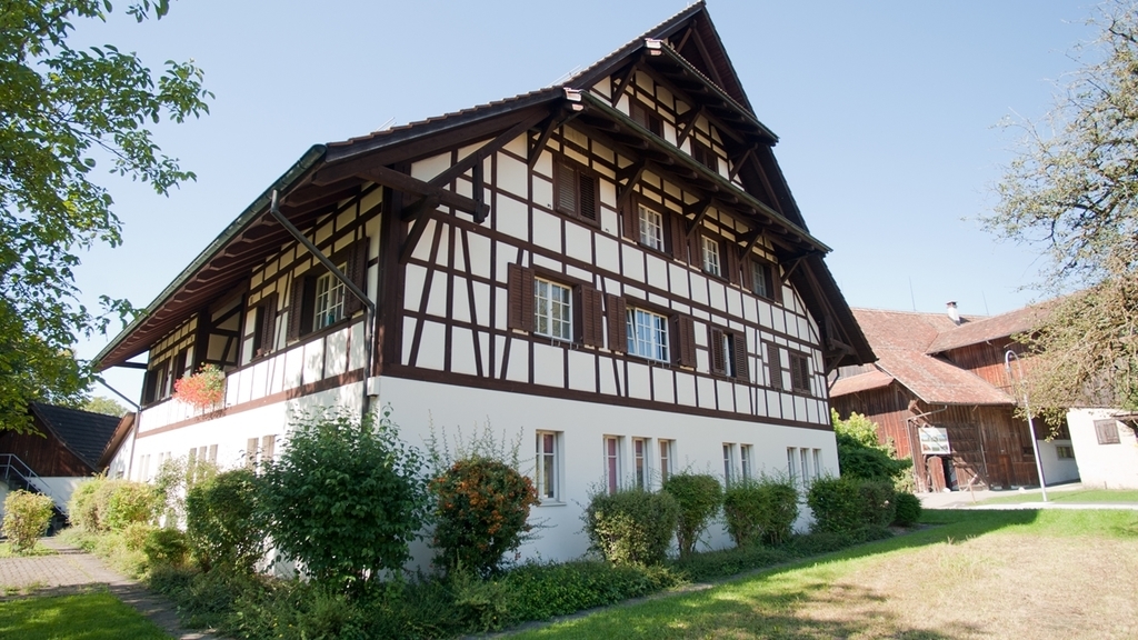 Auch optisch unterschiedlich: das Gemeindehaus Rifferswil... Auch optisch unterschiedlich: das Gemeindehaus Rifferswil...