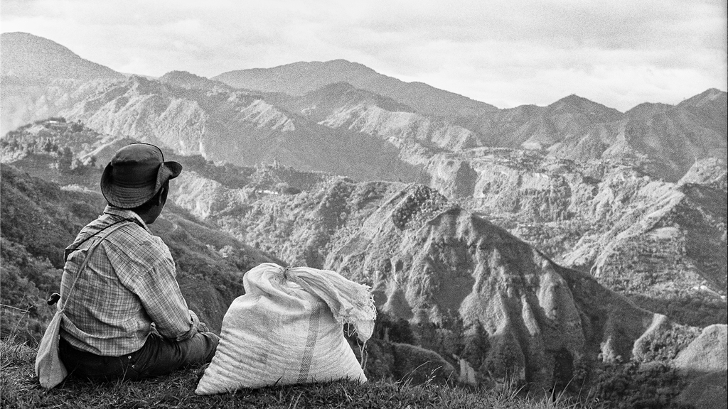 Nach einem langen Arbeitstag rastet einer der Dezalé-Kleinbauern auf einer Bergkuppe. Im Sack befinden sich tausende, einzeln gepflückte, getrocknete Kaffeebohnen. (Bild Christian Reichenbach) Nach einem langen Arbeitstag rastet einer der Dezalé-Kleinbauern auf einer Bergkuppe. Im Sack befinden sich tausende, einzeln gepflückte, getrocknete Kaffeebohnen. (Bild Christian Reichenbach)
