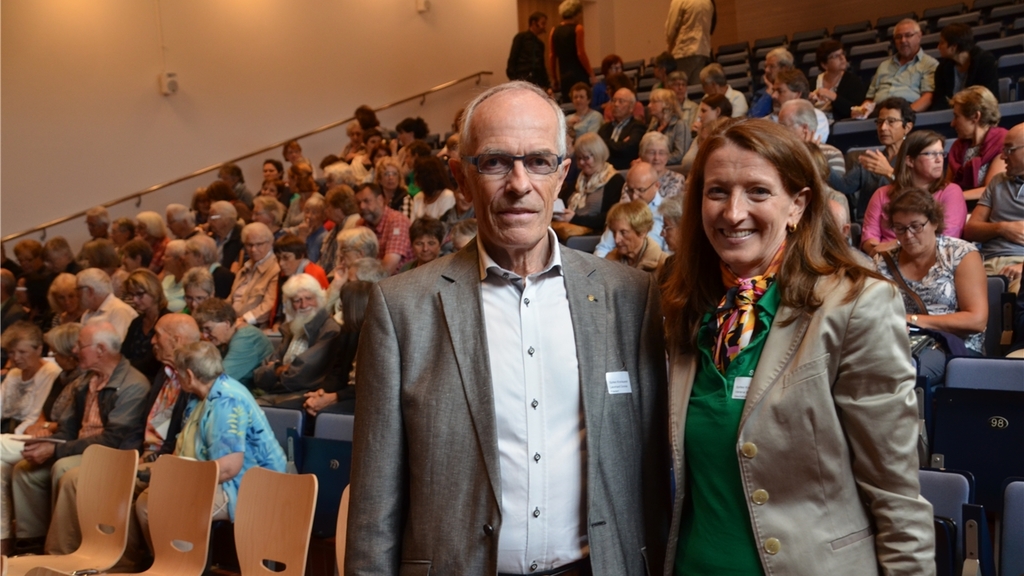 Sie durften sich über reges Interesse am Themenabend der Spitex Knonaueramt freuen: Präsident Leonhard Grimmer und Geschäftsleiterin Verena Bieri in der gut gefüllten Aula Ennetgraben.