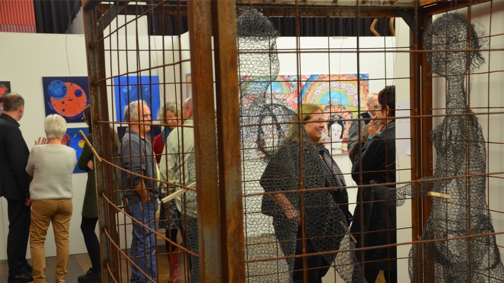 Drahtgeflecht-Figuren, gefangen im «Safety Cage» von Rosi Loosli.