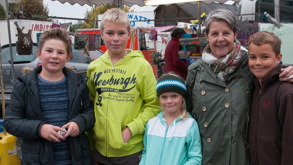 Kathrin Bortoluzzi besucht mit ihren Enkeln und einem derer Freunde den Warenmarkt und die Chilbi. Sie findet es schade, dass die Tradition verschwindet.