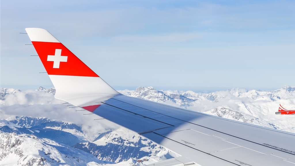 Die Patrouille Suisse aus Sicht der Swiss-Maschine über den Bündner Bergen. (Bild: SWISS)
