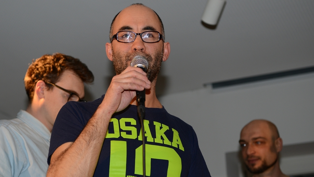 Simon Chen moderiert den Affoltemer Poetry Slam seit der ersten Ausgabe.