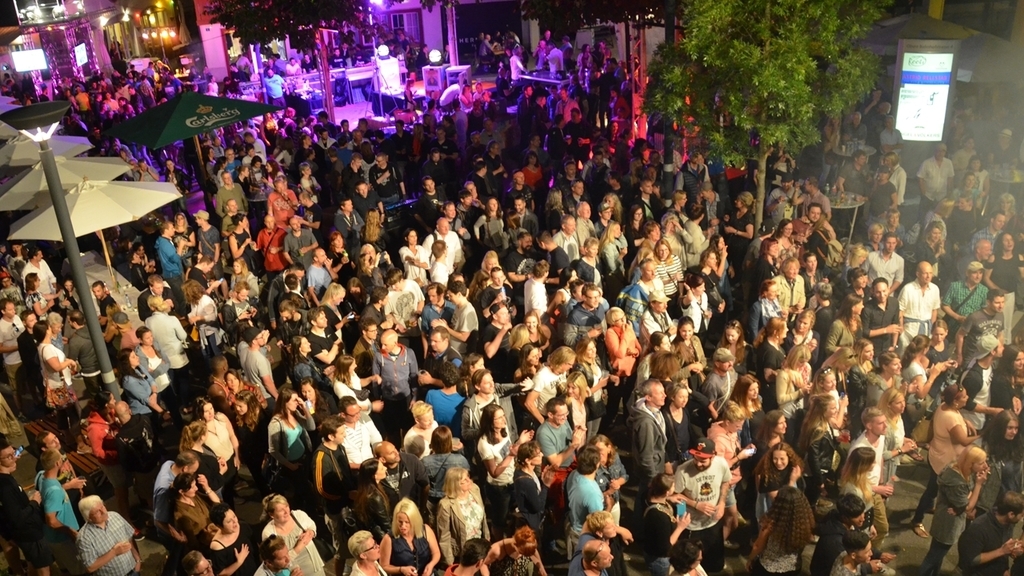 Hunderte von Festbesuchern genossen die tolle Atmosphäre in den Abendstunden. (Bilder Thomas Stöckli / Barbara Roth / Susanne Crimi) Hunderte von Festbesuchern genossen die tolle Atmosphäre in den Abendstunden. (Bilder Thomas Stöckli / Barbara Roth / Susanne Crimi)