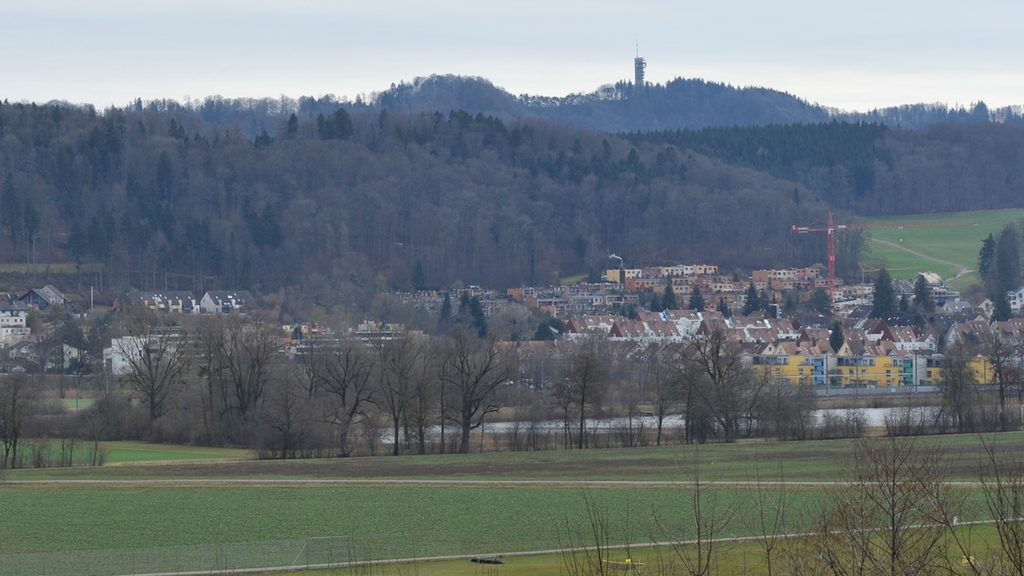 Die Gemeindegrenze zwischen Bonstetten und Wettswil ist in Bahnhofsnähe von Auge nicht mehr erkennbar – Steuerzahler bemerken die Grenze aber durchaus. (Bild Salomon Schneider)

