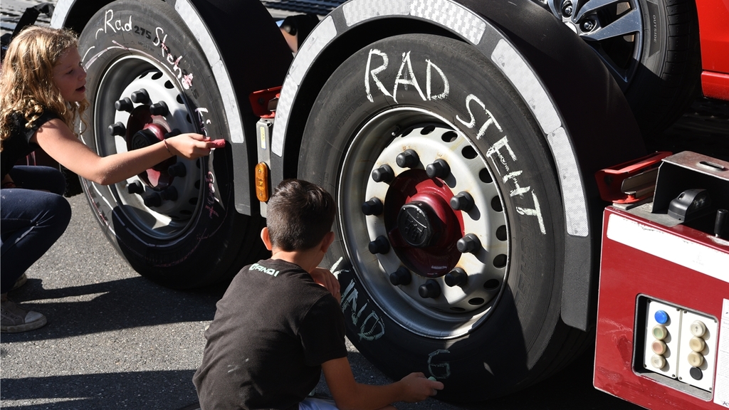 Auch die riesigen Räder des Galliker-Sattelschleppers erhalten das Logo von «Rad steht, Kind geht». (Bilder Andrea Bolliger)

