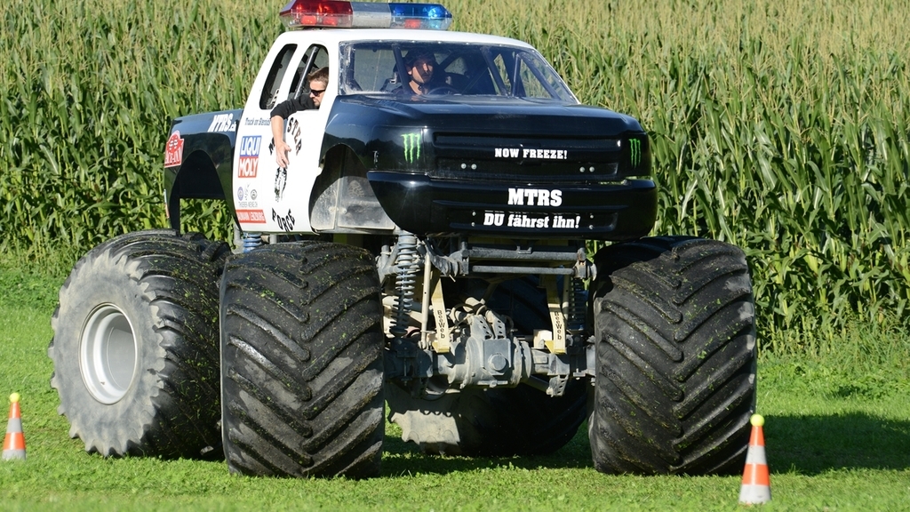 Gar nicht so einfach den US-Monster-Truck zu lenken. Die Tennisbälle müssen auf den Kegeln bleiben, sonst drohen 30 Strafsekunden.
