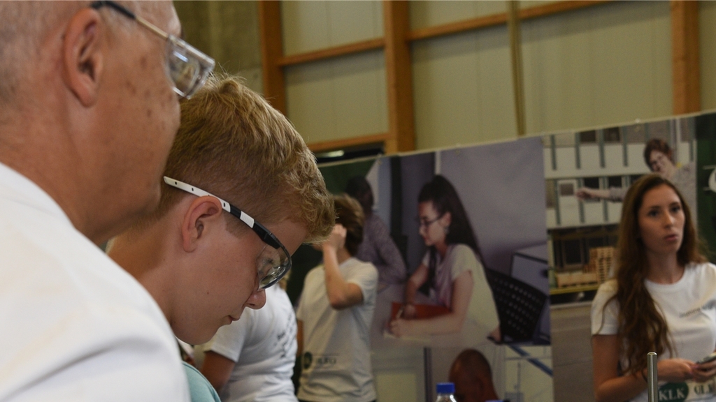 Die Firma Kolb produziert in Hedingen nichtionische Tenside. Sie bietet die Lehre als Laborant/Laborantin an. An der Berufsmesse konnten unter fachkundiger Anleitung und mit der notwendigen Schutzbrille an Laborgeräten geübt werden.