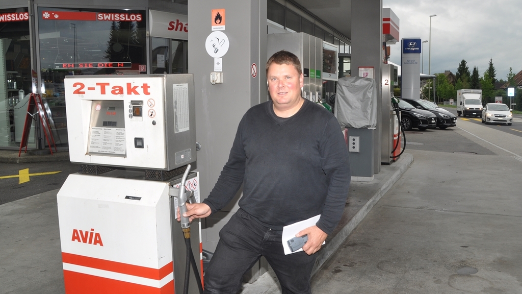 Mitinhaber Robi Graf an der Tankstelle, an der sich der Dieb ohne zu zahlen bedient hat. (Bild Werner Schneiter) Mitinhaber Robi Graf an der Tankstelle, an der sich der Dieb ohne zu zahlen bedient hat. (Bild Werner Schneiter)