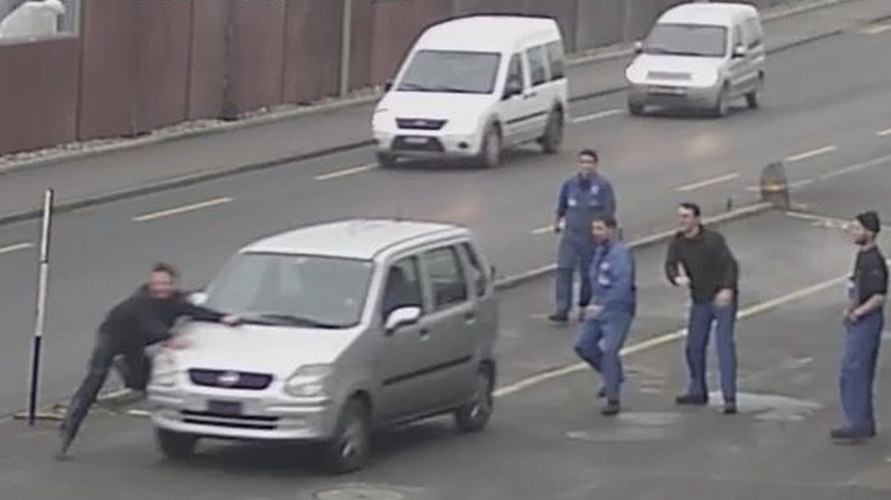 Schwere Körperverletzung? Bilder der Tankstellen-Überwachungskamera zeigen, wie der Benzindieb den Tankstellenchef angefahren hat. (Archivbild zvg.) Schwere Körperverletzung? Bilder der Tankstellen-Überwachungskamera zeigen, wie der Benzindieb den Tankstellenchef angefahren hat. (Archivbild zvg.)