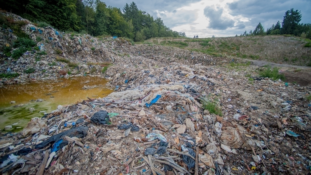 Zwischen 1986 und 1994 wurden 300000 Tonnen Säuliämtler Hauskehricht sowie Bauschutt in der Deponie Tambrig in Obfelden entsorgt, wo er bis heute vor sich hingärt. Der Abfall wird nun sortiert und, wenn im Winter Bedarf besteht, in Kehrichtverbrennungsanlagen verbrannt. (Bild sals)