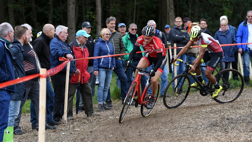Der spätere Sieger Andreas Moser zu Beginn des Elite-Rennens mit Junior Stiven Thür am Hinterrad, der Zweiter wurde.
