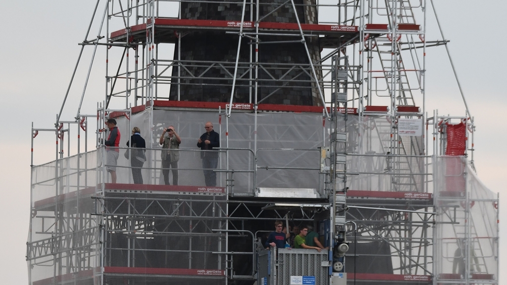 Besucher geniessen die Aussicht vom Kirchturm. Besucher geniessen die Aussicht vom Kirchturm.
