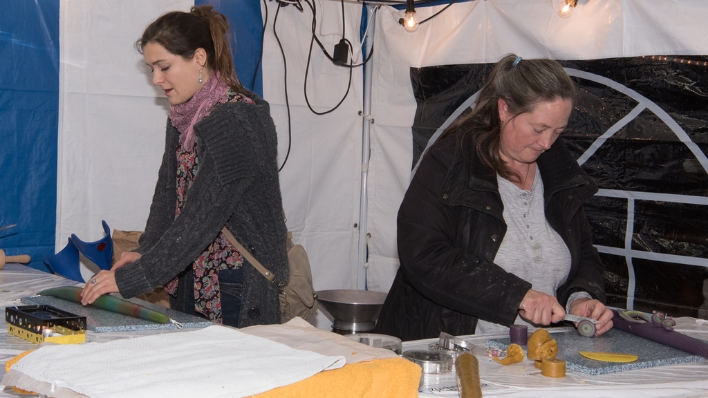 Maria Sonnleitner (links) und Therese Bommel verschönern die gezogenen Kerzen. (Bilder Andrea Bolliger)
