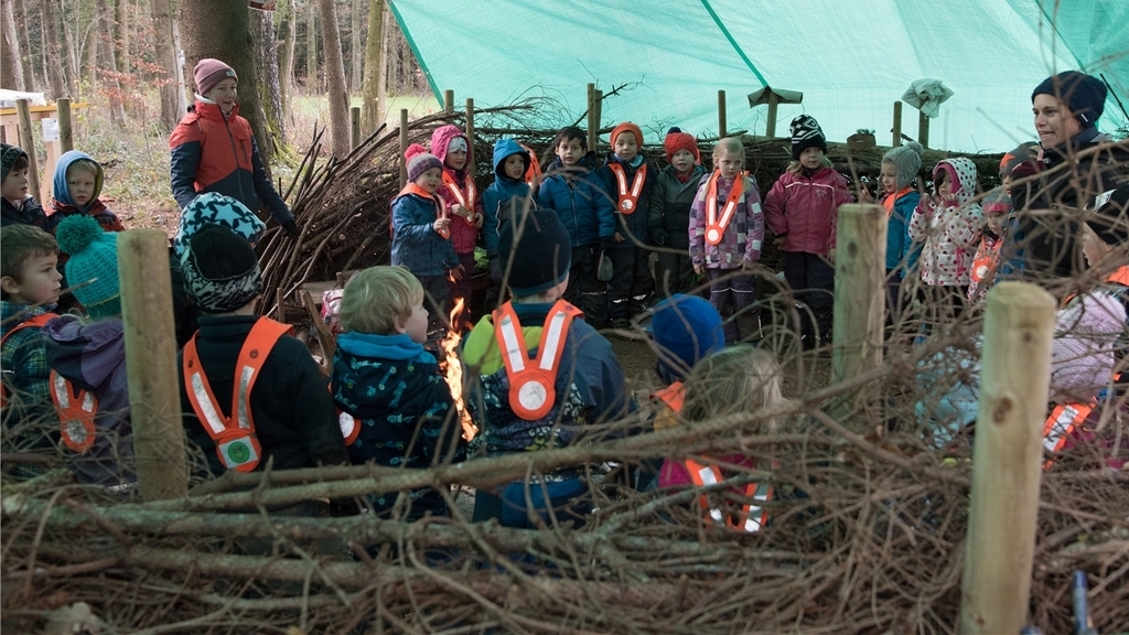 Lageratmosphäre im «Waldschloss»: Elke Vogel (rechts) singt mit den Kindern ein Lied. (Bilder Andrea Bolliger)
