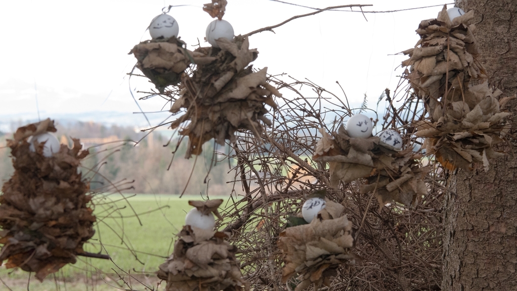 Kinder bastelten Geister aus Laub. Kinder bastelten Geister aus Laub.