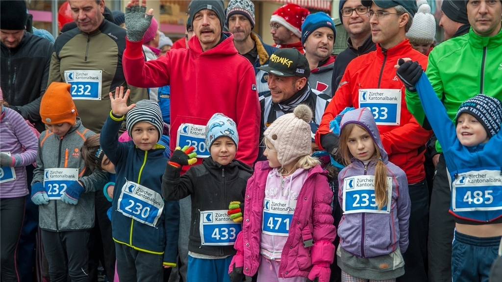 Beim Warten auf den Start der Kategorie Elternteil-Kind wirkten einige Sprösslinge noch etwas gelangweilt.
