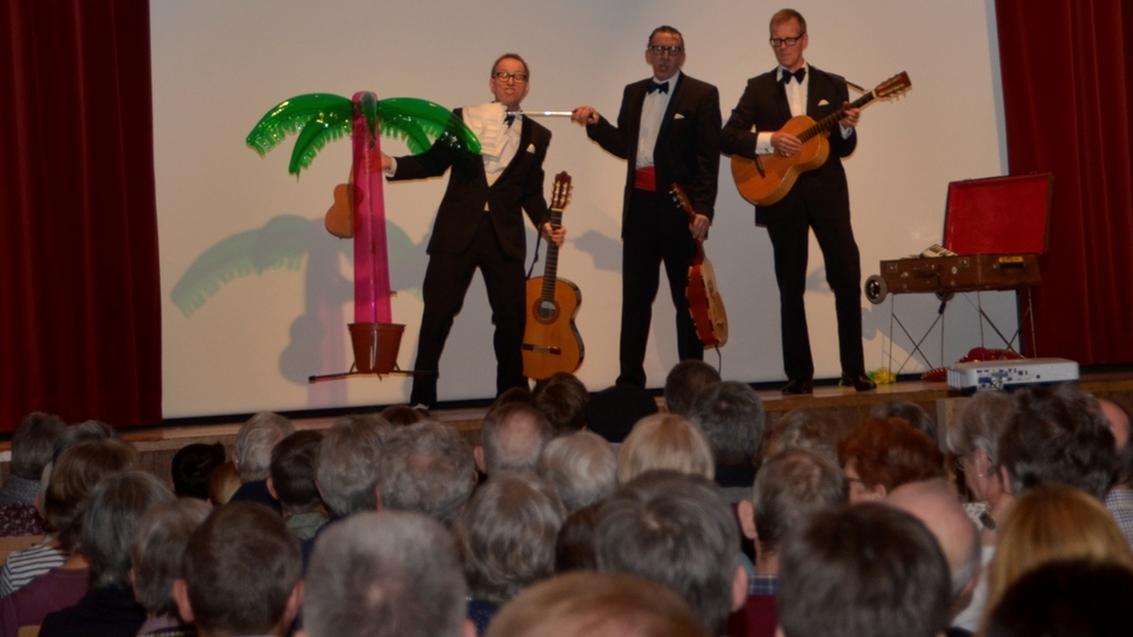 Start ins neue Jahr mit viel Klamauk: Das Trio «Los Chicos Perfidos». (Bilder Martin Mullis)