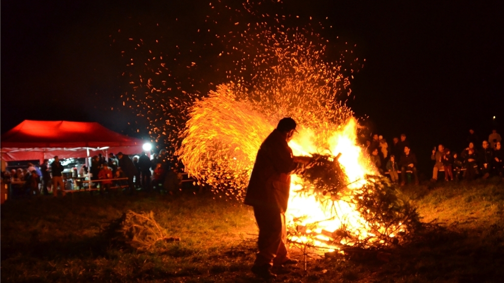 «Feuermeister» Thomas Bietenholz legt nach: Ein weiteres Bäumchen landet in den Flammen. (Bilder Thomas Stöckli)