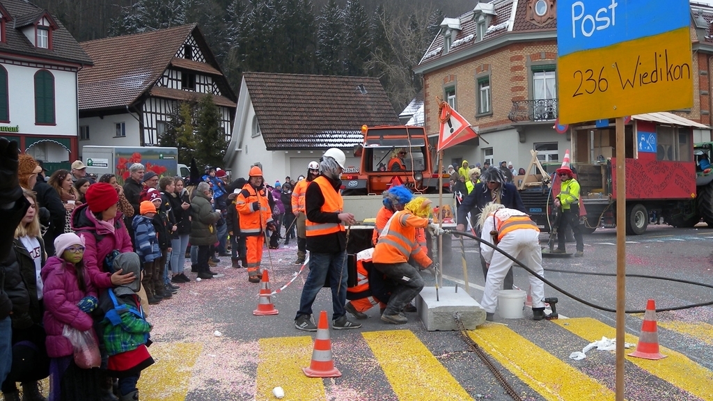 Radikale «Postplatzsanierung» am Fasnachtsumzug. (Bilder Marianne Voss)