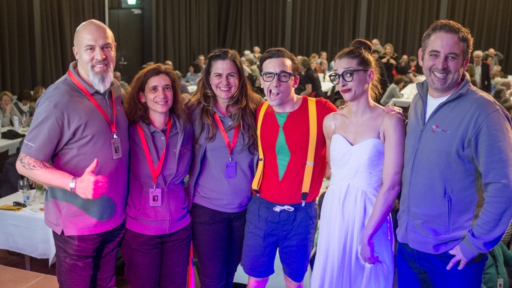 Der Vorstand von Kultur8907.ch und die beiden Künstler im vollen Mehrzwecksaal des Schulhauses Ägerten (von links): Remo Buob, Nicole Dörig, Nathalie Schneider, Marc Haller, Nicole Edelmann und Ivo Hauser. (Bilder Salomon Schneider)