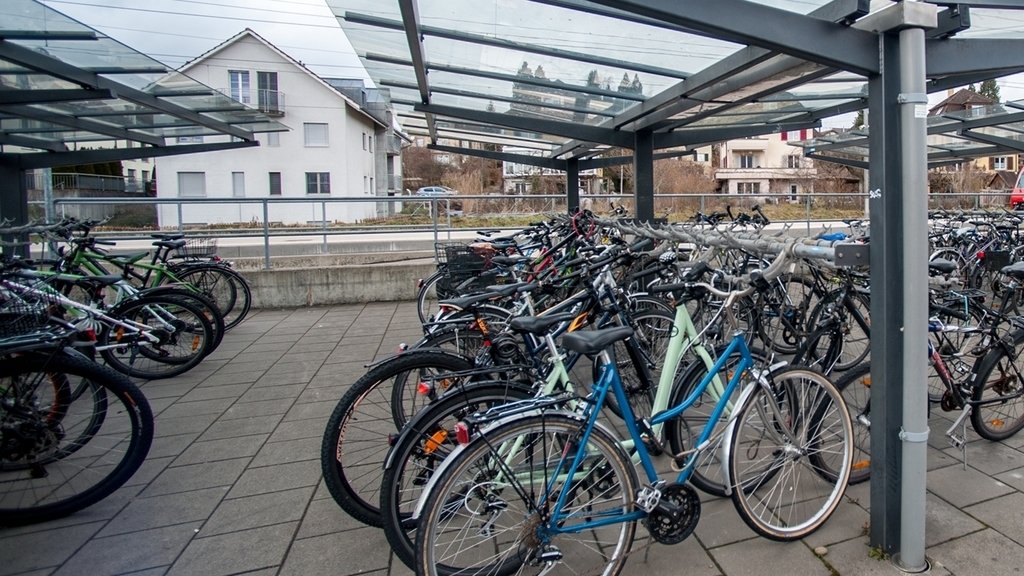 Der grosse Fahrradabstellplatz bei den Gleisen wird auch im Winter rege genutzt – im Sommer ist er unter der Woche immer voll. (Bilder Salomon Schneider)
