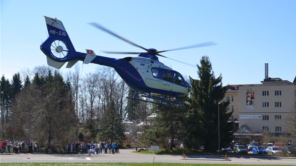 ...als er im Helikopter zum nächsten Termin fliegt. ...als er im Helikopter zum nächsten Termin fliegt.