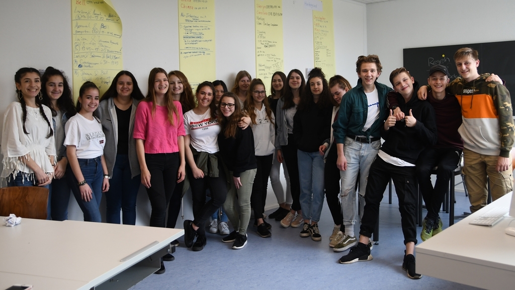 Die jungen Journalisten des «Ennetzeigers» in ihrem Klassenzimmer, das für die Projektwoche in eine Redaktion verwandelt wurde. <em>(Bilder Livia Häberling)</em>