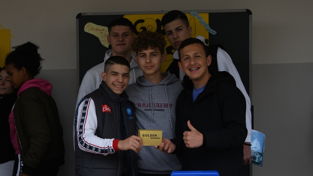 Diese Jungs verkauften ihre Schoko-lade mit Eifer und viel Leidenschaft.<em/>