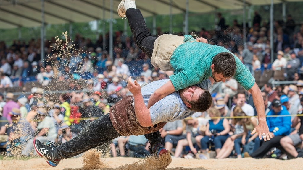 Den Zuschauern wurde einiges an Spektakel geboten. Hier mit Michi Odermatt aus Hausen (unten).
