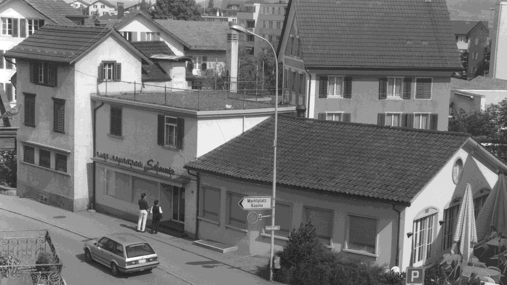 Symbolisch für eine gewisse Zeitspanne: Heruntergelassene Rollläden des Cafés Schmutz, heute Café Casino.