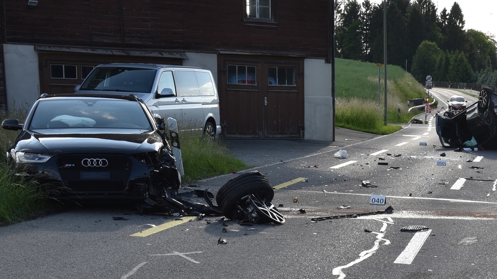 Die Wucht des Zusammenpralls zeigt sich auch am anderen Auto. <em>(Bilder Kapo ZH)</em>