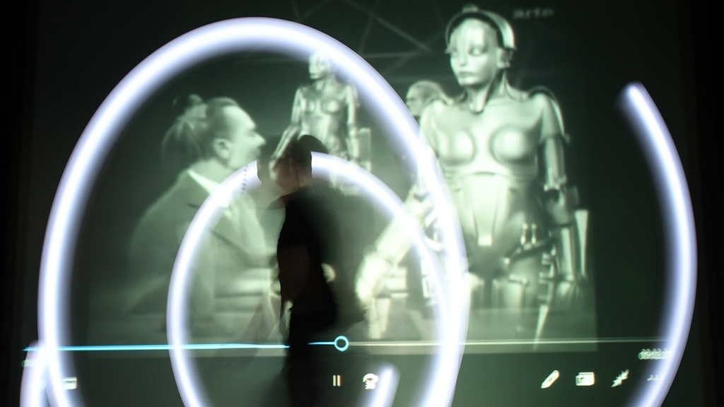 Lichtperformance von Jonas Sagelsdorff zum Stück Menschmaschine der deutschen Band «Kraftwerk». Im Hintergrund eine Szene aus dem Science-Fiction-Stummfilm Metropolis von 1927. <em>(Bilder Martin Platter)</em> Lichtperformance von Jonas Sagelsdorff zum Stück Menschmaschine der deutschen Band «Kraftwerk». Im Hintergrund eine Szene aus dem Science-Fiction-Stummfilm Metropolis von 1927. <em>(Bilder Martin Platter)</em>