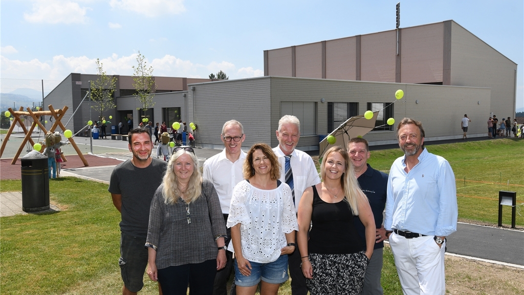 Die Baukommission vor dem sanierten und erweiterten Schulhauses Tömlimatt. Von links Bauleiter Fabio Coluccia, Gemeinderätin Heidi Hui, Bauherrenberater Reto Müller, Schulpflegerin Anette Barili, Gemeindepräsident Kurt Bär, Gemeindeschreiberin Stefanie Dünnenberger-Forlin, Arinova-Geschäftsführer Walter Müller und Schulpräsident Markus Kunz. <em>(Bilder Martin Platter)</em>