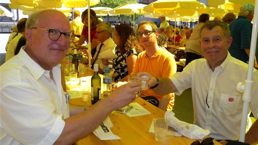 Anstossen und eine Wurst essen. Stadtpräsident Clemens Grötsch (links) und Regierungsrat Ernst Stocker. <em/>