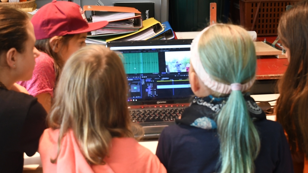 «Füg noch einen Knall ein»: Auch Schnitt- und Tontechniken wurden im Filmkurs erlernt. <em>(Bild Livia Häberling)</em> «Füg noch einen Knall ein»: Auch Schnitt- und Tontechniken wurden im Filmkurs erlernt. <em>(Bild Livia Häberling)</em>