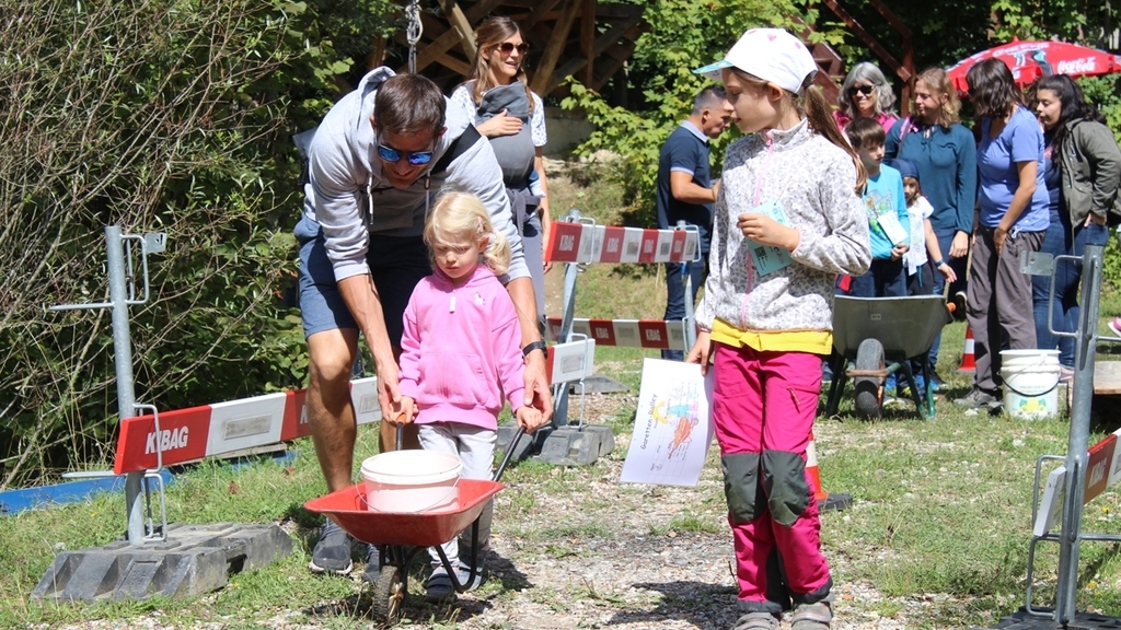 Mit schwimmenden Enten in der Karre über Stock und Stein. <em>(Bilder zvg.)</em> Mit schwimmenden Enten in der Karre über Stock und Stein. <em>(Bilder zvg.)</em>
