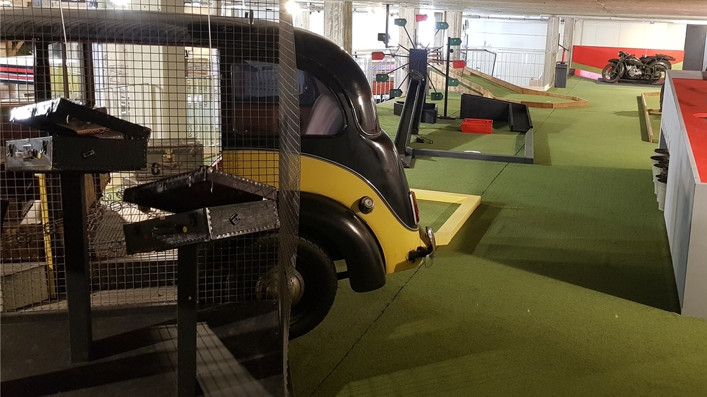 Die innovative 18-Loch Indoor Adventure-Golf-Anlage kann nicht mit einer klassischen Minigolf-Anlage verglichen werden: Jede Bahn ist einzigartig und mit ausgeklügelten Elementen gebaut. Ein Drittel davon wird in Schwarzlicht gespielt. Dank fluoreszierender Farbe leuchten die Elemente. <em>(Bilder Rahel Hegglin)</em>
