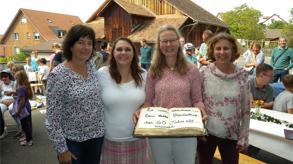 Das Bibliotheksteam mit der selber gebackenen Jubiläumstorte. Von links: Jacqueline Angehrn, Amy Charles, Ulrike Rudow und Conny Hofmann.<em> (Bilder Marianne Voss)</em>