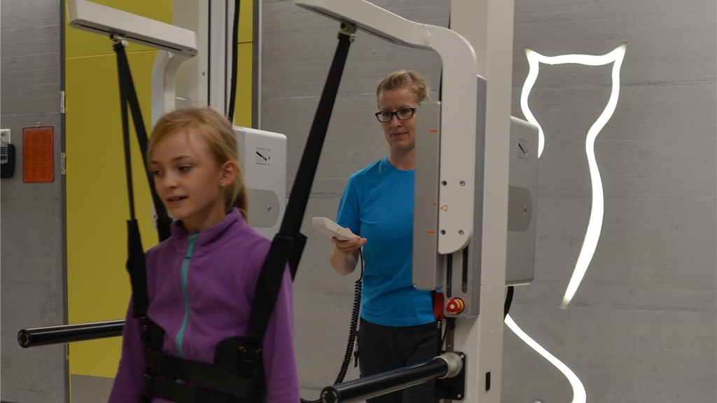 Spannende Erfahrung: Gehtraining mit dem unterstützenden Laufroboter. Spannende Erfahrung: Gehtraining mit dem unterstützenden Laufroboter.