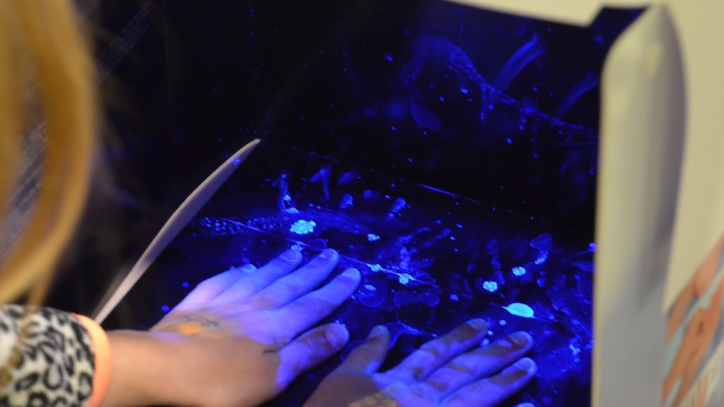 Sind die Hände wirklich sauber? Schwarzlicht und ein Fluoreszenz-Zusatz in der Desinfektionslösung machens sichtbar. Sind die Hände wirklich sauber? Schwarzlicht und ein Fluoreszenz-Zusatz in der Desinfektionslösung machens sichtbar.