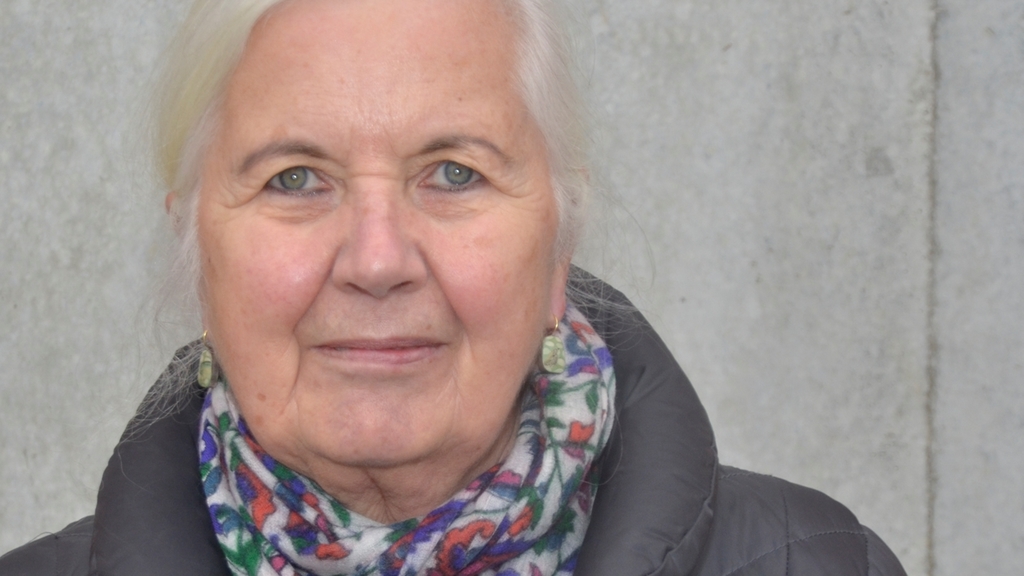 Ruth Aebi, pensionierte Astrologin, Hedingen: Ich lebe von Tag zu Tag und dazu brauche ich keine Vorsätze. Vor einiger Zeit verschwand meine geliebte Katze und blieb seither verschwunden. Das hat mich sehr mitgenommen. Ich wünsche mir neben einer g Ruth Aebi, pensionierte Astrologin, Hedingen: Ich lebe von Tag zu Tag und dazu brauche ich keine Vorsätze. Vor einiger Zeit verschwand meine geliebte Katze und blieb seither verschwunden. Das hat mich sehr mitgenommen. Ich wünsche mir neben einer guten Gesundheit vor allem inneren Frieden. Die grössten zukünftigen Herausforderungen sehe ich in den Umweltfragen. Sehr gerne würde ich mich mit dem Dalai Lama treffen.