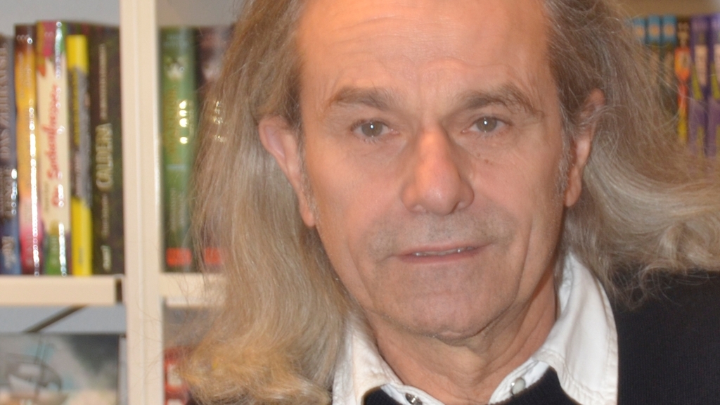Urs Wetli, Buchhändler, Affoltern: Ich habe keine Vorsätze, da ohnehin hoffnungslos. Das 50-Jahre-Jubiläum und die erfreuliche Entwicklung der Buchhandlung Scheidegger waren das Positivste im 2018. Ich wünsche mir im Säuliamt mehr Solidarität u Urs Wetli, Buchhändler, Affoltern: Ich habe keine Vorsätze, da ohnehin hoffnungslos. Das 50-Jahre-Jubiläum und die erfreuliche Entwicklung der Buchhandlung Scheidegger waren das Positivste im 2018. Ich wünsche mir im Säuliamt mehr Solidarität und ein grösseres allgemeines Gemeinschaftsgefühl. Den Kolumnisten und alt Nationalrat Rudolf Strahm finde ich eine spannende Persönlichkeit. Ihn würde ich gerne einmal treffen.