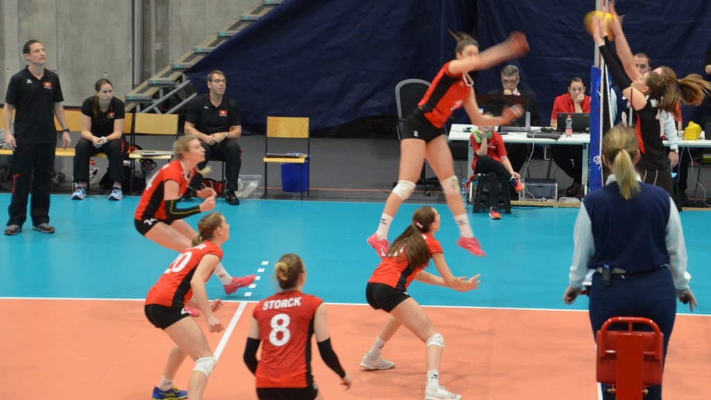 Headcoach Timo Lippuner (ganz links) ist die Anspannung anzusehen. Headcoach Timo Lippuner (ganz links) ist die Anspannung anzusehen.