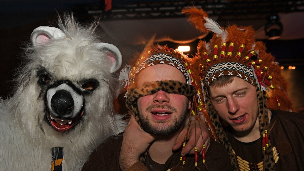 Häuptling Zensurbalken und Häuptling müdes Lid posierten mit einem Eisbären noch für ein letztes Foto...