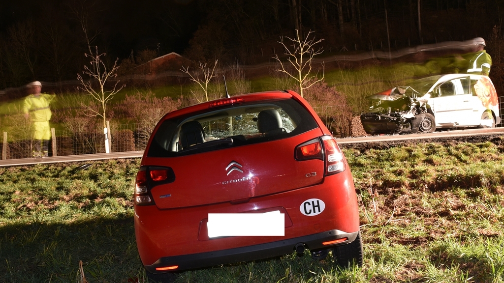 Bei der Frontalkollision haben sich beide Fahrzeuglenkenden verletzt. <em>(Bilder Kapo ZH)</em>