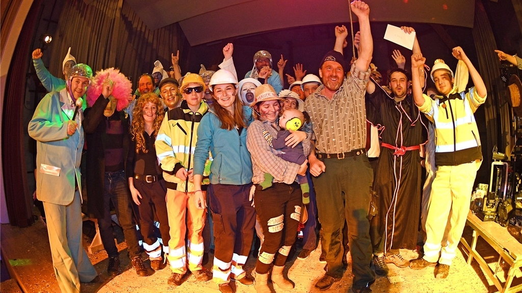 Die strahlenden Sieger der Wagenprämierung: Die Wagenbaugruppe Leemättler aus Kappel hat mit dem Sujet der geplanten Klostermauern gewonnen. <em>(Bilder Martin Platter / Thomas Stöckli)</em> Die strahlenden Sieger der Wagenprämierung: Die Wagenbaugruppe Leemättler aus Kappel hat mit dem Sujet der geplanten Klostermauern gewonnen. <em>(Bilder Martin Platter / Thomas Stöckli)</em>