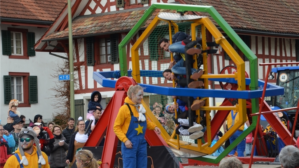 Gewagt: d`Alpegschirrer Clique Näfels mit ihrer Europapark-Eigenbaubahn. Gewagt: d`Alpegschirrer Clique Näfels mit ihrer Europapark-Eigenbaubahn.