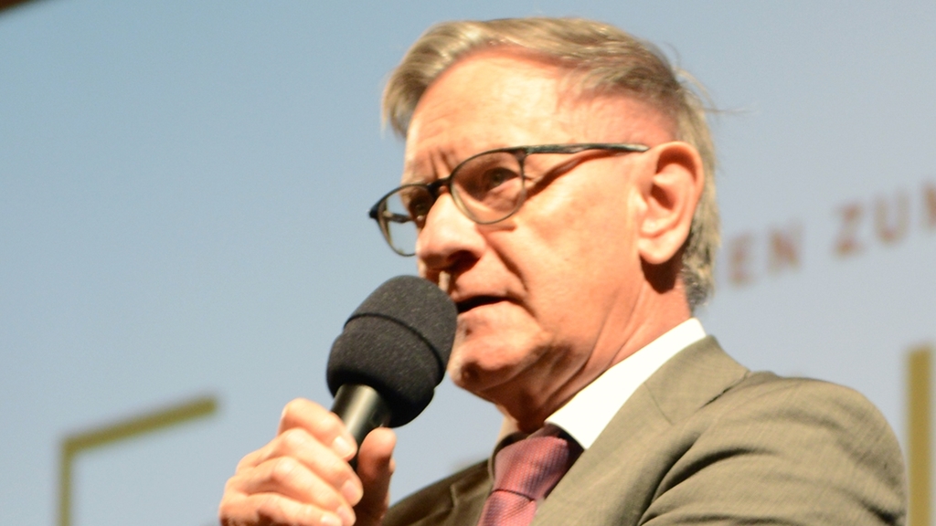 Erwin Leuenberger begrüsst als Bonstetter Gemeindepräsident die Gäste.
